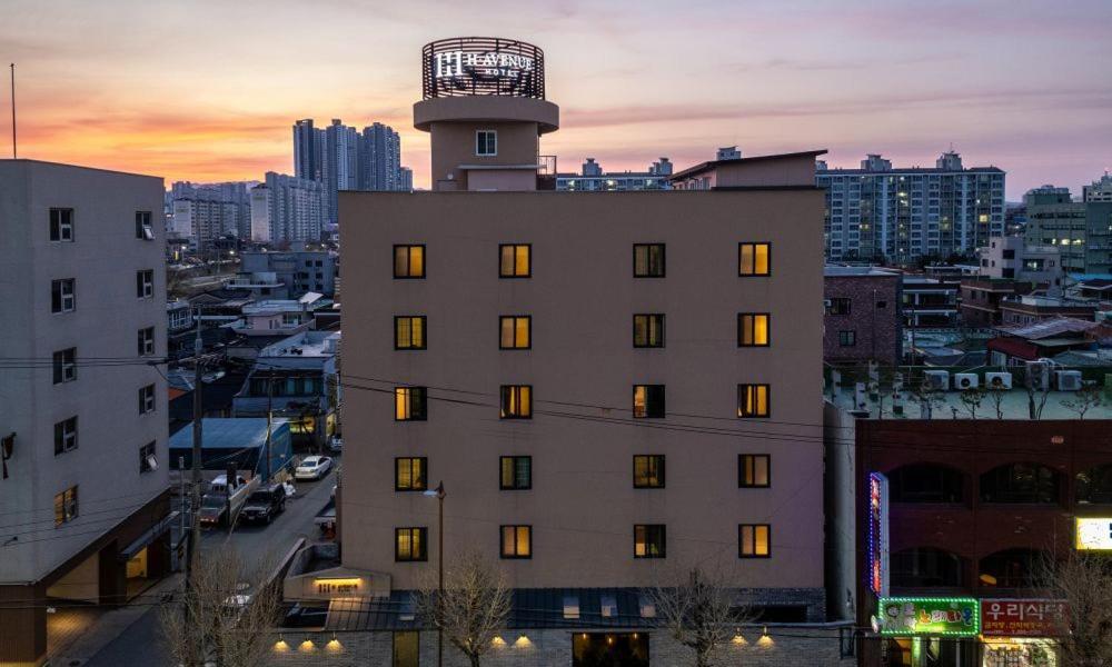 H Avenue Chuncheon Hotel Eksteriør billede